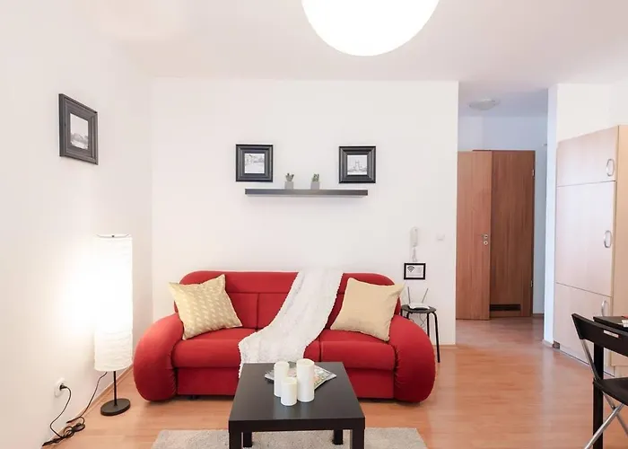 Bright And Homey Ac Apartment Near The Center